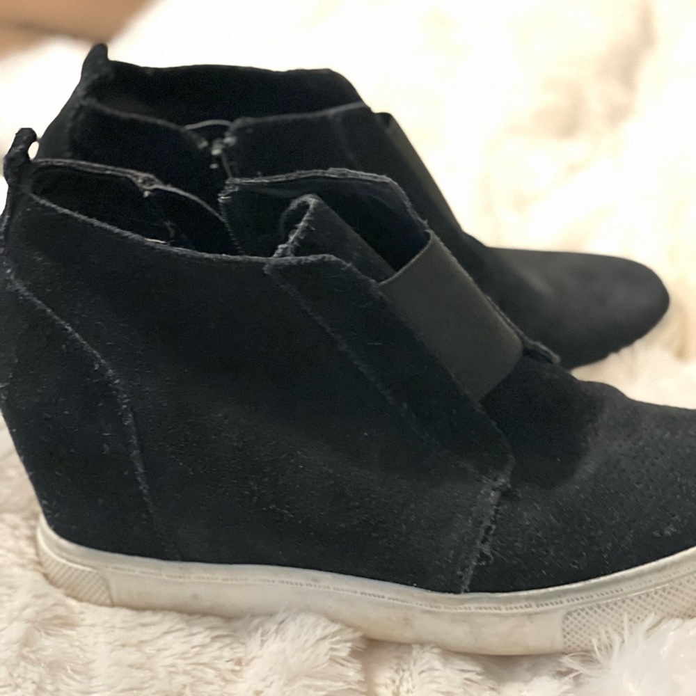 Black cloth Steve Madden wedged sneakers 🖤